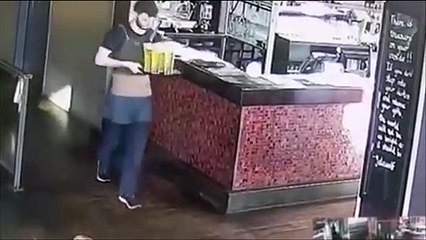 Ce serveur passe la pire journée de sa vie...