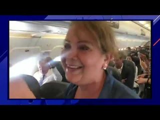 Señora le canta a AMLO en vuelo comercial  | De Pisa y Corre
