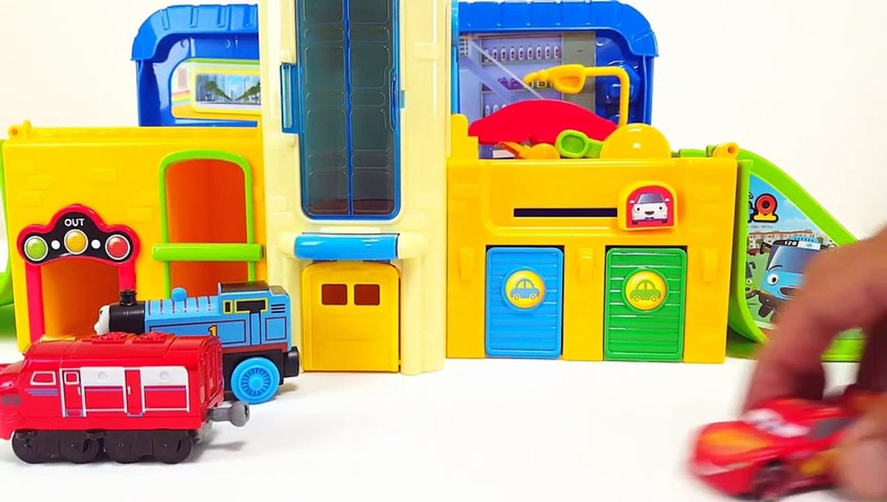Learn Colors for Kids Thomas Cars Chuggington Tayo Toy Cockroach Attack the Tayo Bus Garage