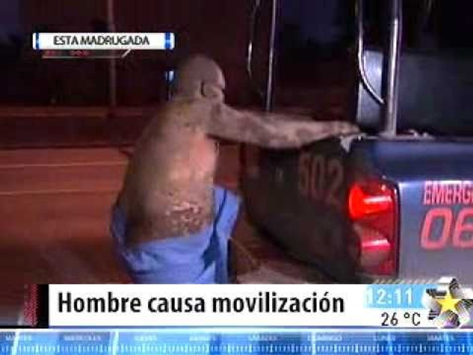 Detienen a hombre desnudo
