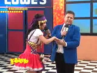 Sandy Tok vuelve a presentar su personaje "Tana la Gitana"