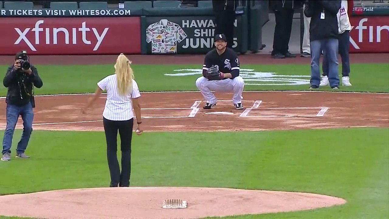 Un photographe se prend une balle de baseball lors d'un lancer