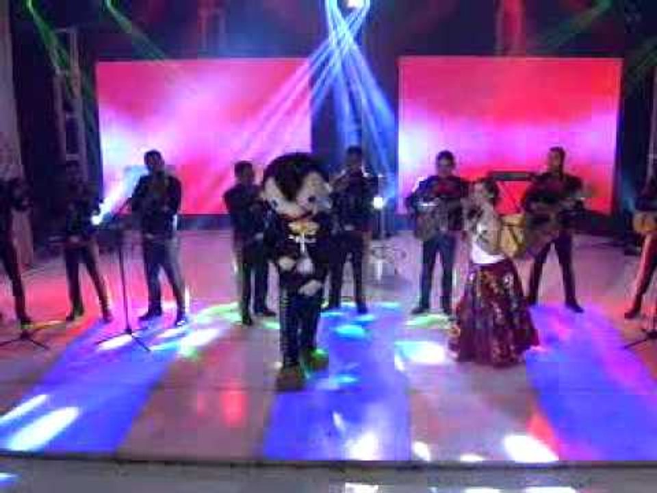 Bely y Beto Cantan en Premios Fama