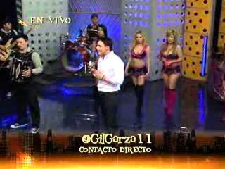 Gil Garza interpreta una canción en Volumen 4