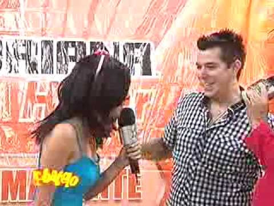 Selina Coahuila besa a un fan