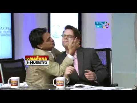 Patricio Zambrano besa a Mario Vanzzini