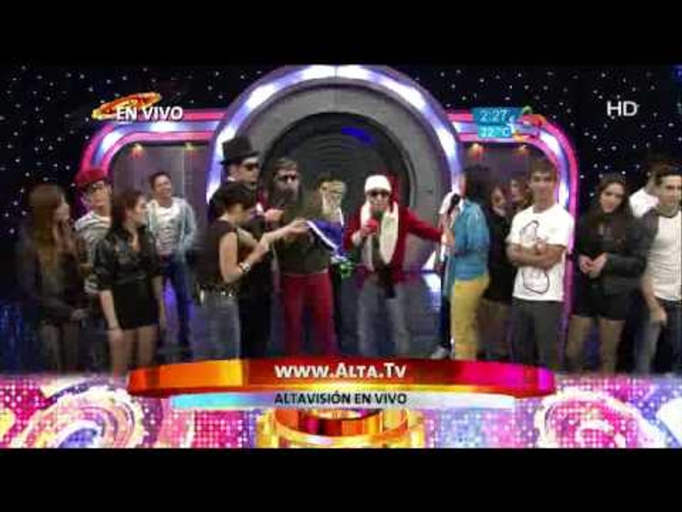 Freddy Meza entrega premio a Tomato