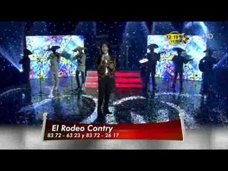 Pollo canta con Mariachi en Premios Fama