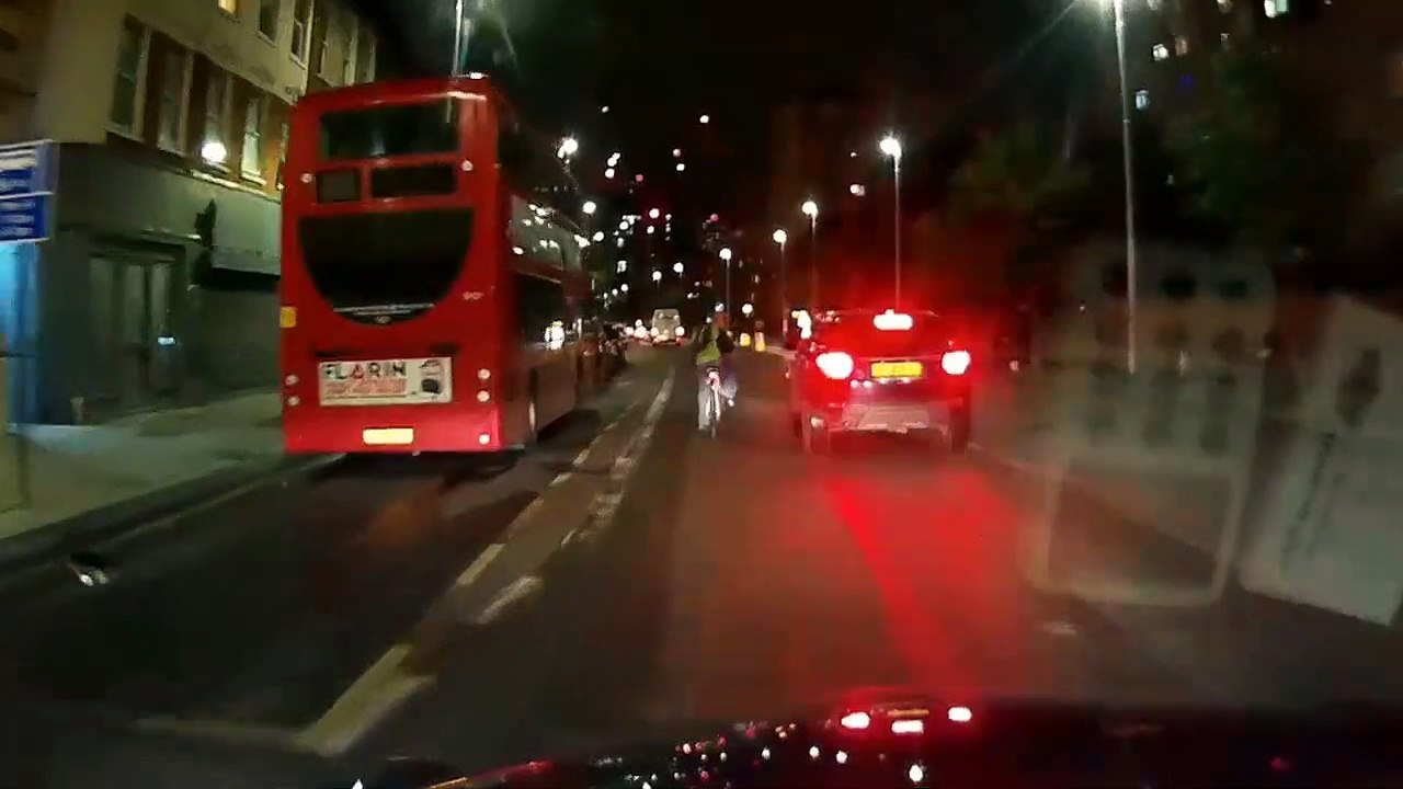 Un cycliste renversé par une voiture lors d'un road rage