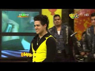 El Hijo del Ninja agarra a Cipriano desprevenido.