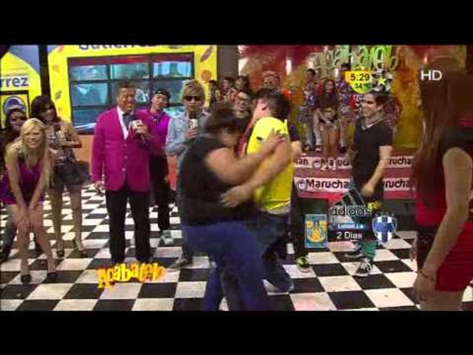 ¡La intenta quebrar y le da un beso!