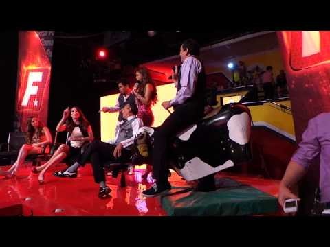 Chavana se sube a el Toro Mecánico en Premios Fama