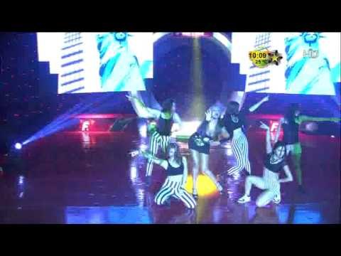 Brenda Bezares canta en premios Fama