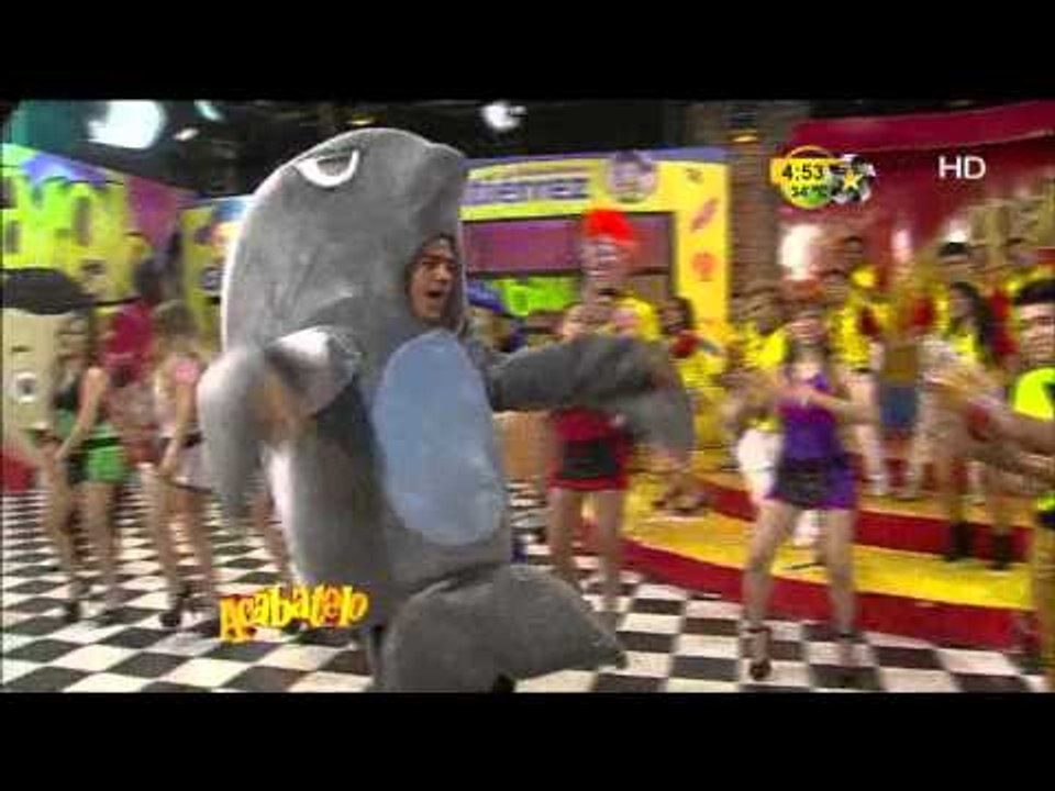 El Delfín saca a las mujeres