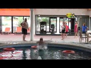 Martha se pelea contra Grisell en la alberca