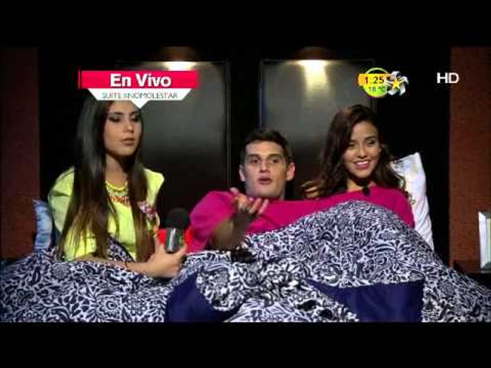 Adrián duerme con dos chicas