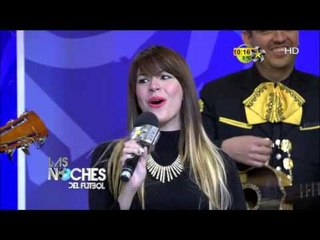 Isabel de Mitad y Mitad canta en Las Noches