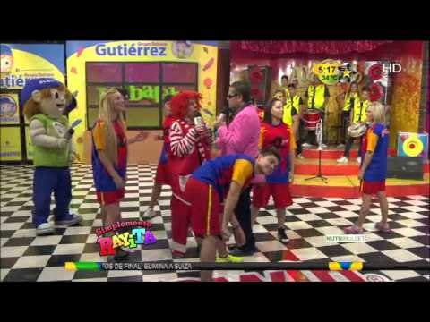 Brenda Zambrano besa a Brandon Meza