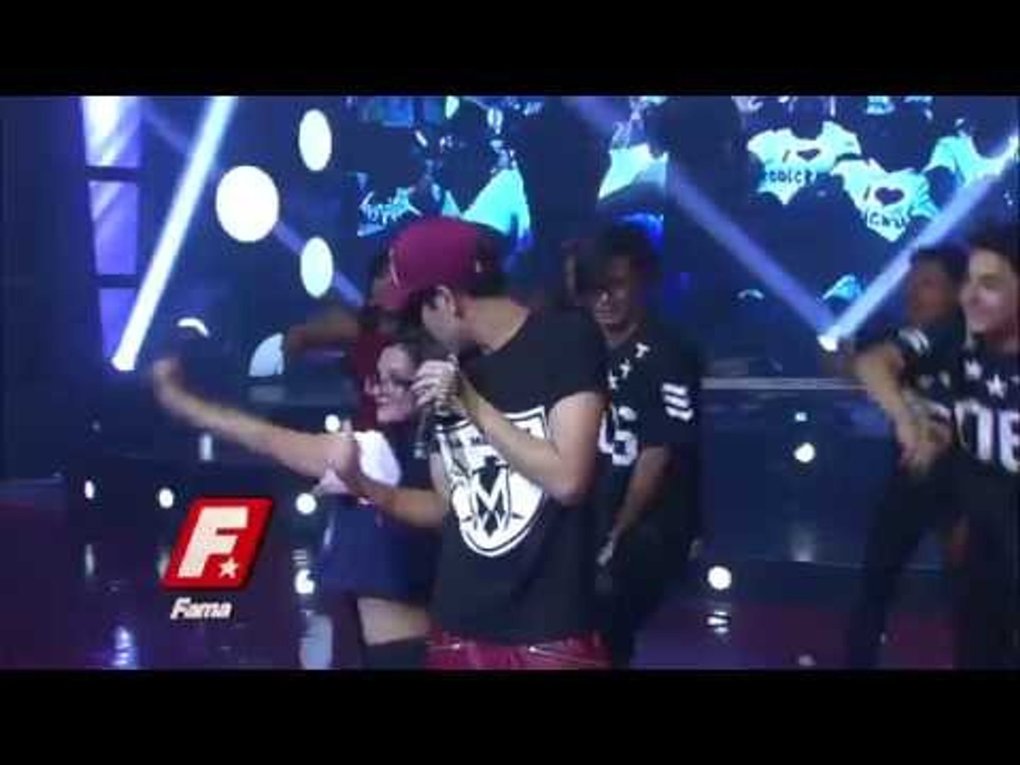 Cantando su más reciente sencillo