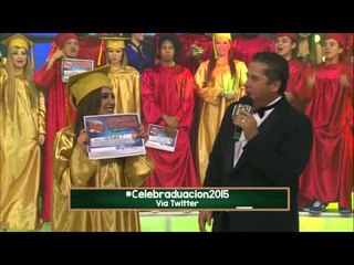 Victoria recibe de una manera especial su diploma