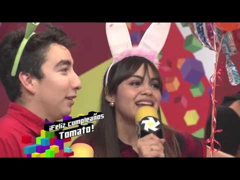 Viri llega a la cafetería para felicitar a Tomato