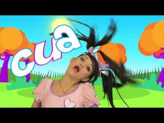 Yo soy el pato patito en la casita de la muñequitas