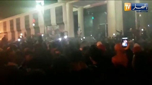 وقفة إحتجاجية أمام مقر ولاية سطيف للمطالبة برحيل حسان حمار