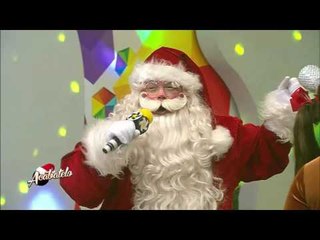 Acábatelo adorna su pino navideño