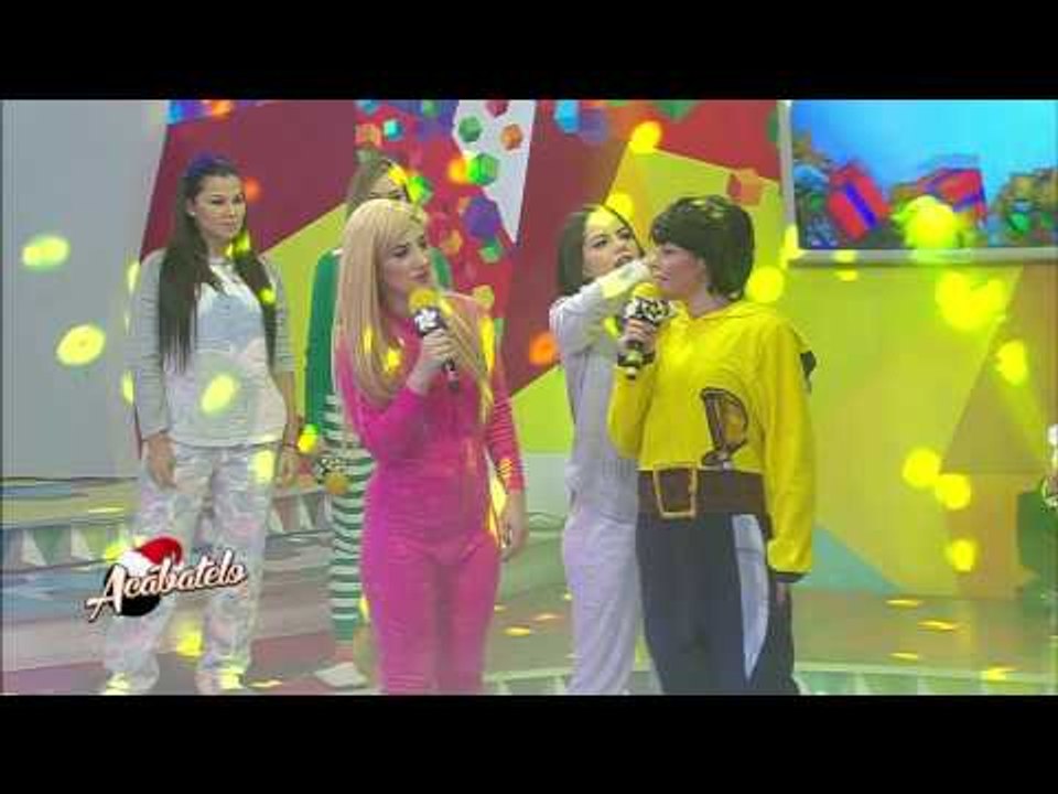 Las meseritas modelan sus pijamas