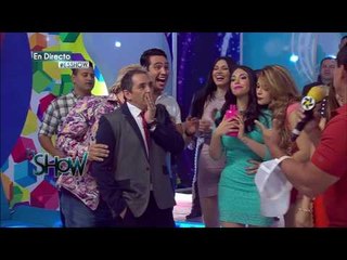 Le está enseñando fotos de chavas