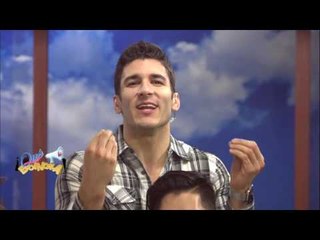 Ya vive con ella y le lleva una sorpresa