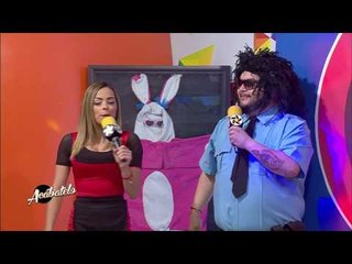 Lo pone contra la espada y la pared