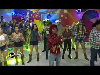 Lapizito canta acompañado