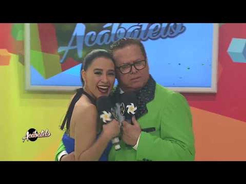 Le enseñan a bailar