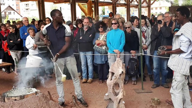 Un sculpteur africain en pleine démonstration de coulage d'une sculpture en bronze