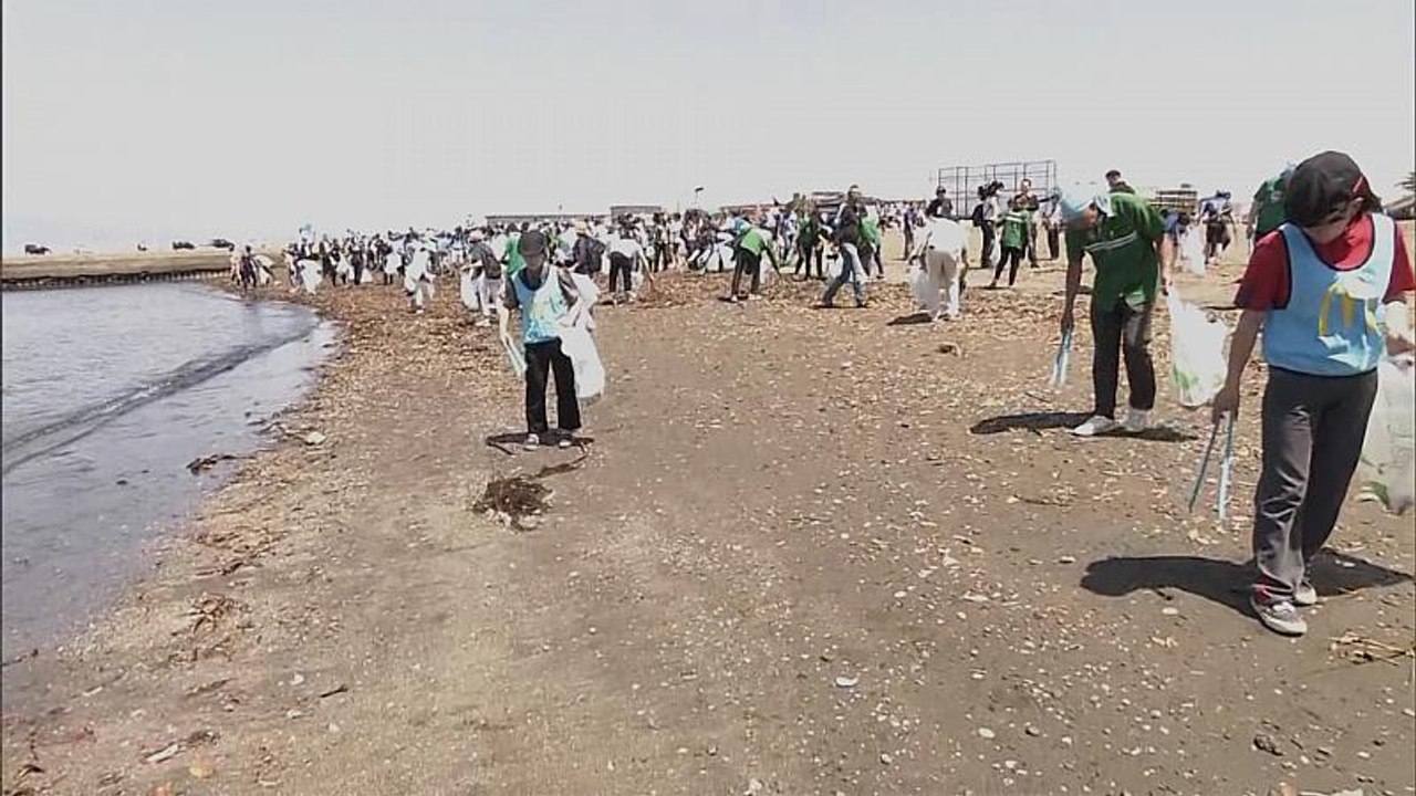 شاهد.. حملة تنظيف البلاستيك من شواطئ اليابان