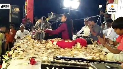 ભાટીયા ગામમાં યોજાયેલા ડાયરામાં પૂનમ ગોંડલીયા પર રૂપિયાનો વરસાદ વરસ્યો