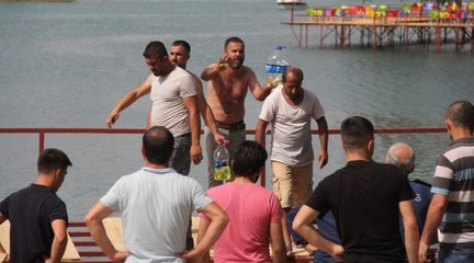 Bici bici satıcıları, zabıtanın tezgah yasağı nedeniyle kendilerini yakmak istedi