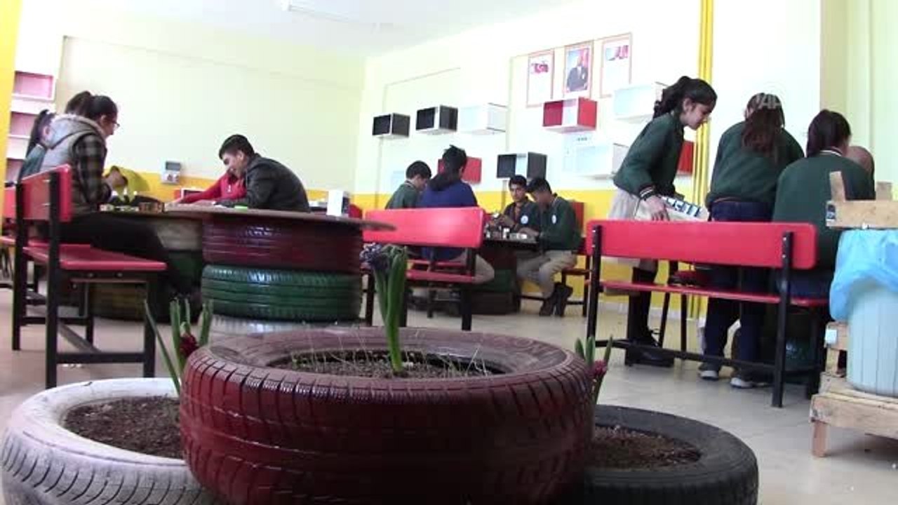 Atık malzemelerle "geri dönüşüm kütüphanesi" oluşturdular