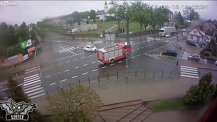 Collision avec un camion de pompier en intervention ! Il termine dans une maison sur le bord de la route