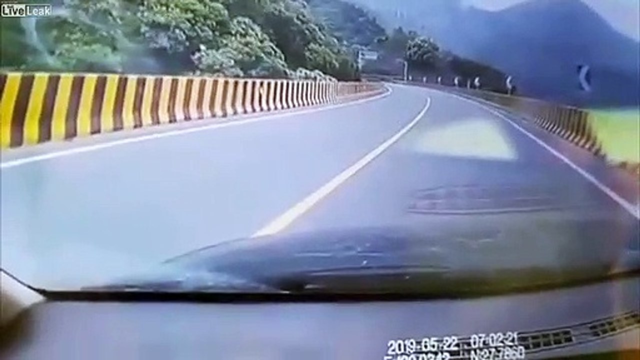 Il monte dans un camion en roue libre pour freiner en pleine route !
