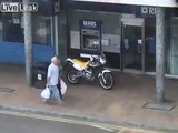 2 motards braqueurs stoppés par la police en leur fonçant dedans devant la banque !