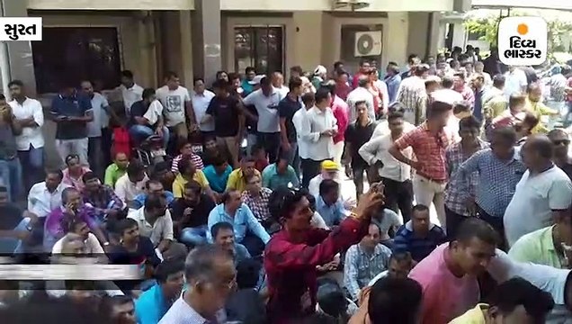 ઉધના ઝોન પર 300થી વધુ કારખાનેદારો મોરચો લાવી જીઈબી સામે પગલાં લેવા હોબાળો મચાવ્યો