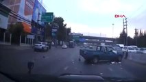 DHA DIŞ - Otomobil çarpan kamyonetteki bebek yola savruldu