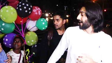 Meezan Jaffery's Sweet Gesture As he Gives Money To Kids