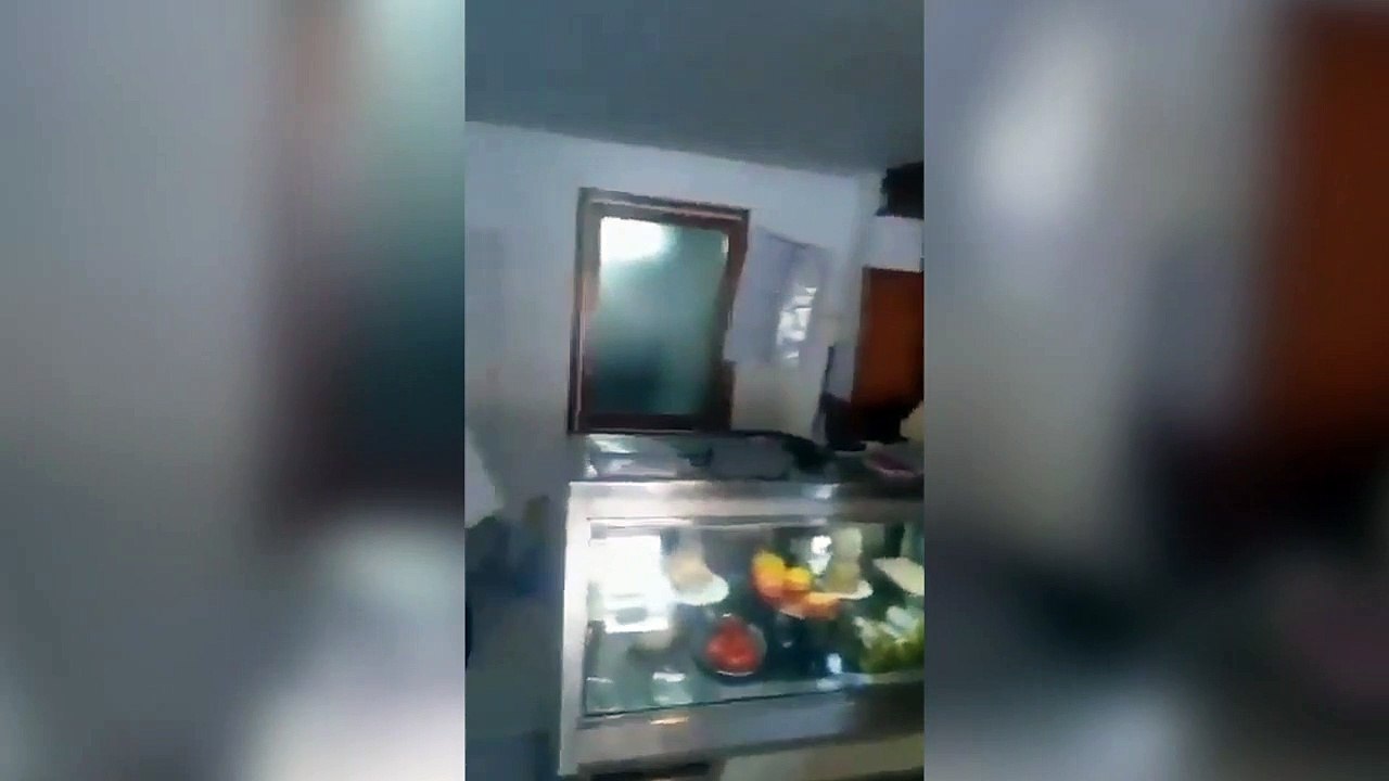 Vídeo separatista intimidando al dueño de un local por rotular sólo en castellano