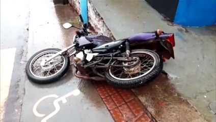 Carro e moto batem na Rua Galileu, no Interlagos
