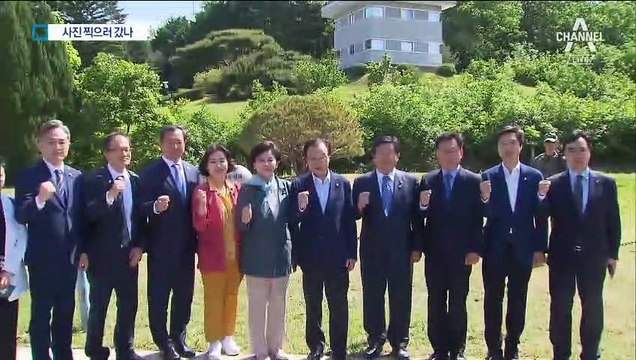 ‘북한군 코 앞’ 판문점 현장 최고위…사진 찍기 바쁜 의원들