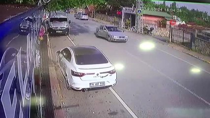 Sultangazi'de darp ettiği kadını otomobilden attı...O anlar kamerada