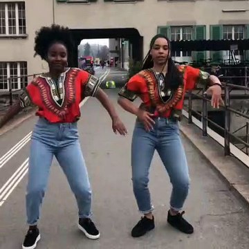 Ces deux jeunes filles font une magnifique chorégraphie sur le célèbre tube Asew . Admirez !